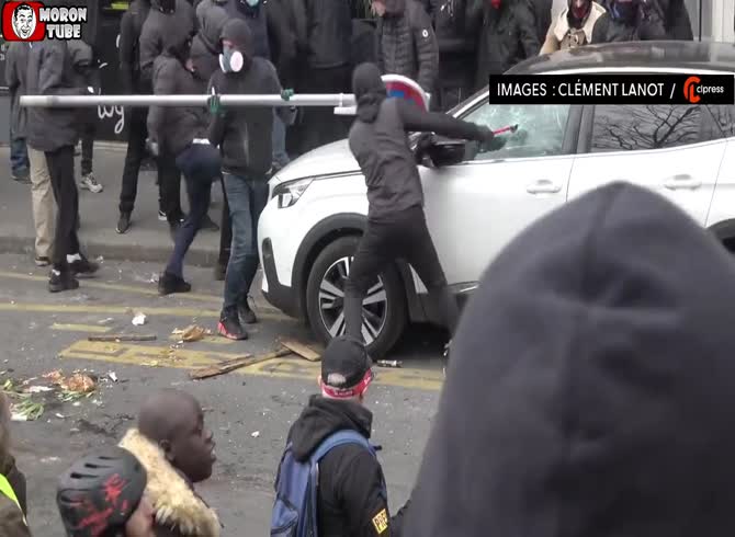 Video: A doctor's automobile was broken by scum during the March 7 protests